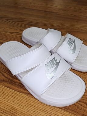 Nike Benassi Duo Ultra Slides Women’s Size 9 White Comfort Sandals 819717-100